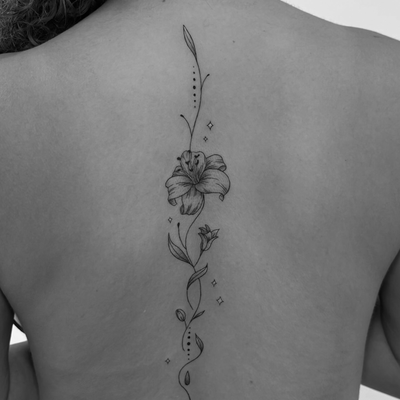 her chiropractor’s new favorite flower 

#losangelestattooartist #finelinetattoo… — tattoo by Ariane  McDonald, Los Angeles, California