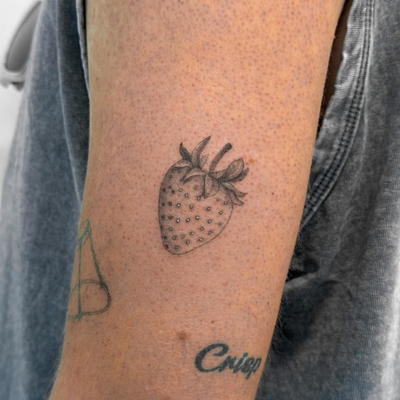 the strawberry that made me fall in love with single needle tattooing 🍓

thank … — tattoo by Ariane  McDonald, Los Angeles, California