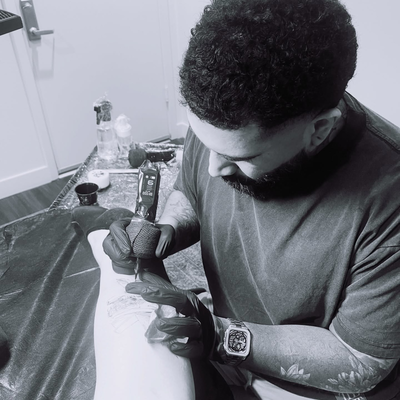 Este soy yo… persiguiendo un sueño. 🖤

Ser tatuador no es solo hacer arte en la… — tattoo by Eduardo Gómez, Orange, California