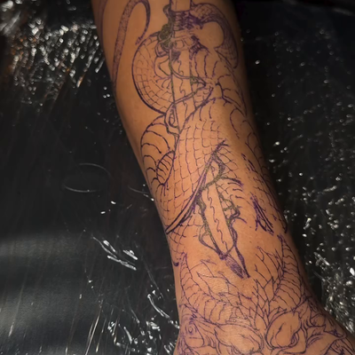 De escamas feroces a poder eterno – este dragón en la mano está hecho para quien… — tattoo by Eduardo Gómez, Orange, California