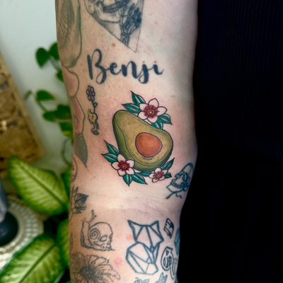 Free shuh vok uh doo (fresh avocado) 

@kaaaterrrs 
@redbuddha_orange 

#avocado… — tattoo by Chelsea  Dagger, Orange, California