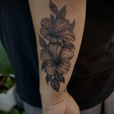 Hibiscus for @shortstack410 

Booking the rest of 2026 

#hibiscus #hibiscustatt… — tattoo by Chelsea  Dagger, Orange, California
