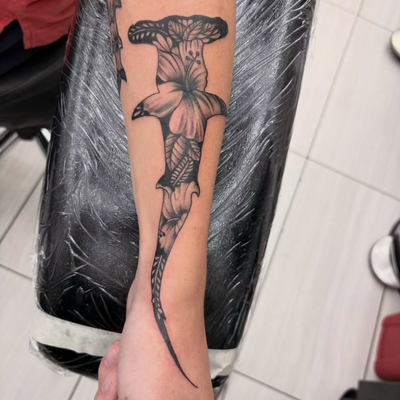 🦈🌺 Hawaiian Hammerhead Shark Tattoo

A little Hawaiʻi inspiration in black & g… — tattoo by Heather Baldwin, Aiea , Hawaii 