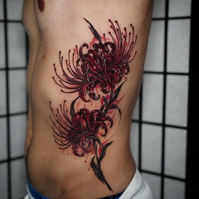 🌹 Beauty with a darker side. 🩸🖤

These red spider lilies were inspired by Tok… — tattoo by Heather Baldwin, Aiea , Hawaii 