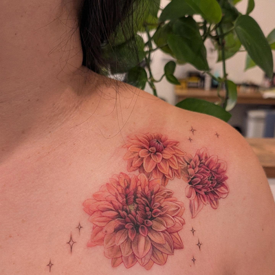 Dahlias in memory of her grandmother. Thank you, Sophia!

@junebugtattoos 

#flo… — tattoo by Janel Petch, Eagle Rock, CA