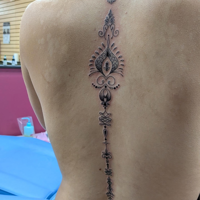 An absolutely stunning spine piece I got to do the other morning ☀️✨ 

#spinetat… — tattoo by Makayla Wallace, Shreveport, Louisiana