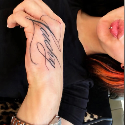 This lucky tattoo on her hand turned out absolutely stunning 

I'll be taking wa… — tattoo by Makayla Wallace, Shreveport, Louisiana