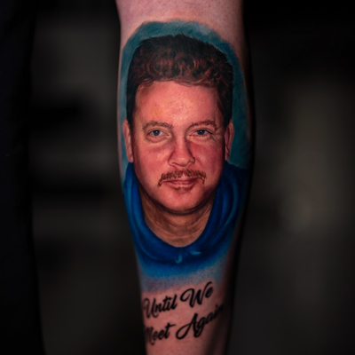 “Honor the ones you love… carry them with you always.”

#tattoo #parati #fyp — tattoo by Victor Moreno, Indian Trail, North Carolina