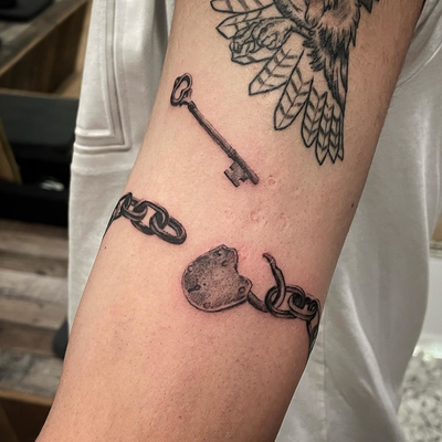 Amazing custom piece, wrapping around chain design 🔐⚡️
DM to book a session
@in… — tattoo by Raivo Broks, Beverly Hills, California