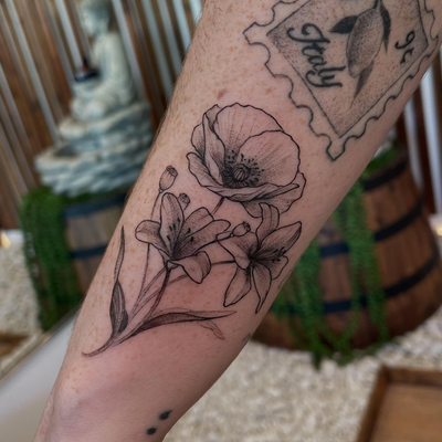 Custom fine-line flower design!
⚡️Gladiolus and Poppy🌸
/
DM to book
📍109 N La … — tattoo by Raivo Broks, Beverly Hills, California