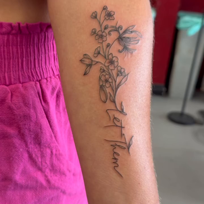 Flowers never go out of style. 🌸🌿

Whether it’s a favorite bloom, a memorial p… — tattoo by Jessica Hurteau, Newport Beach, California