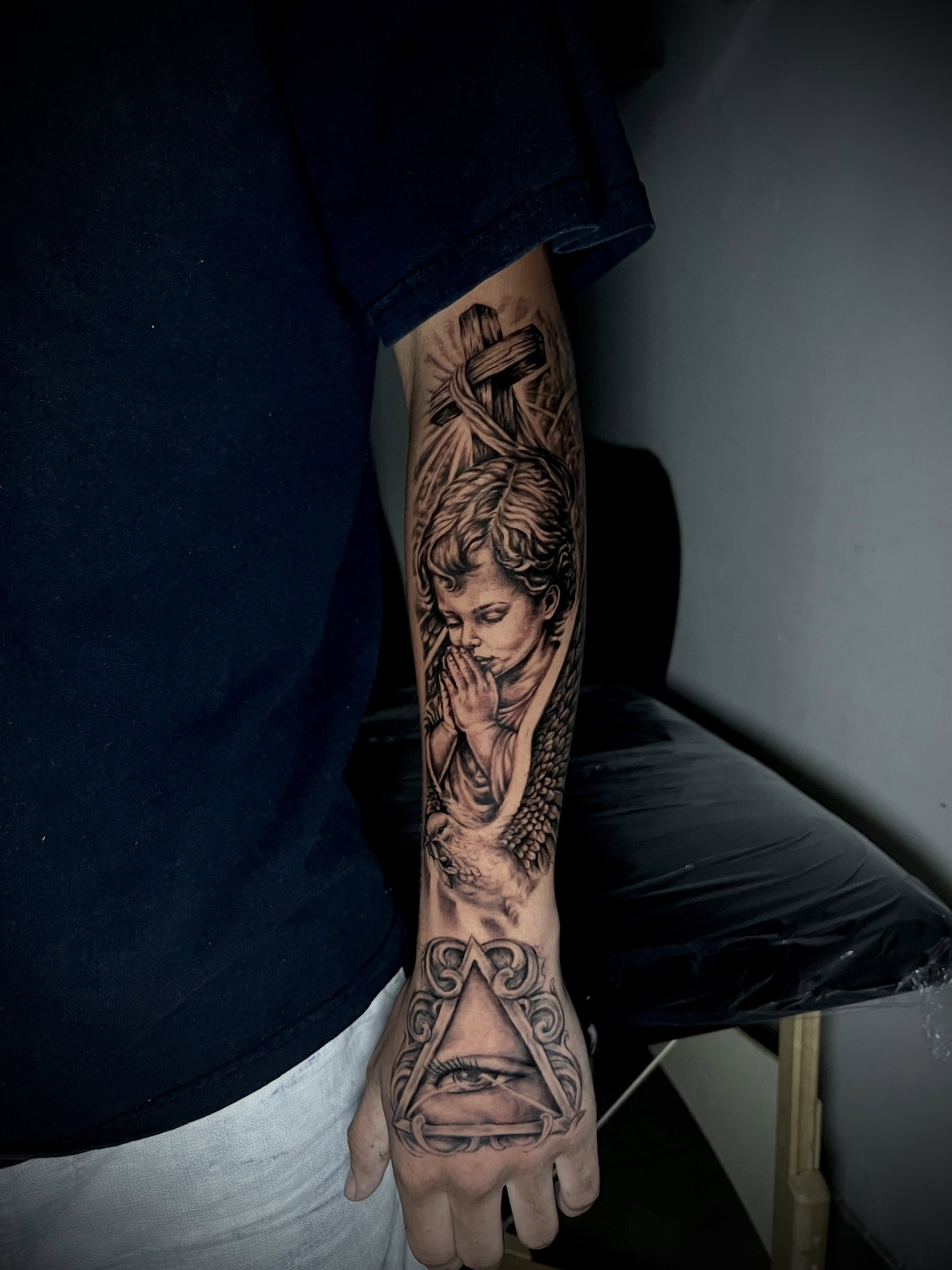 Tatuaje realizado este fin de semana 
muchas gracias por la confianza y preferen… — tattoo by Cesar Romero, Tegucigalpa , Francisco Morazan 
