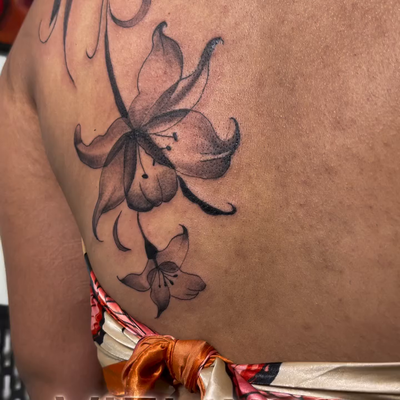 Freehand Floral Back Tattoo🌺🌸😮‍💨
📲Text 7183079147 to book your appointment … — tattoo by Alivia Mazile, Laurelton , New York