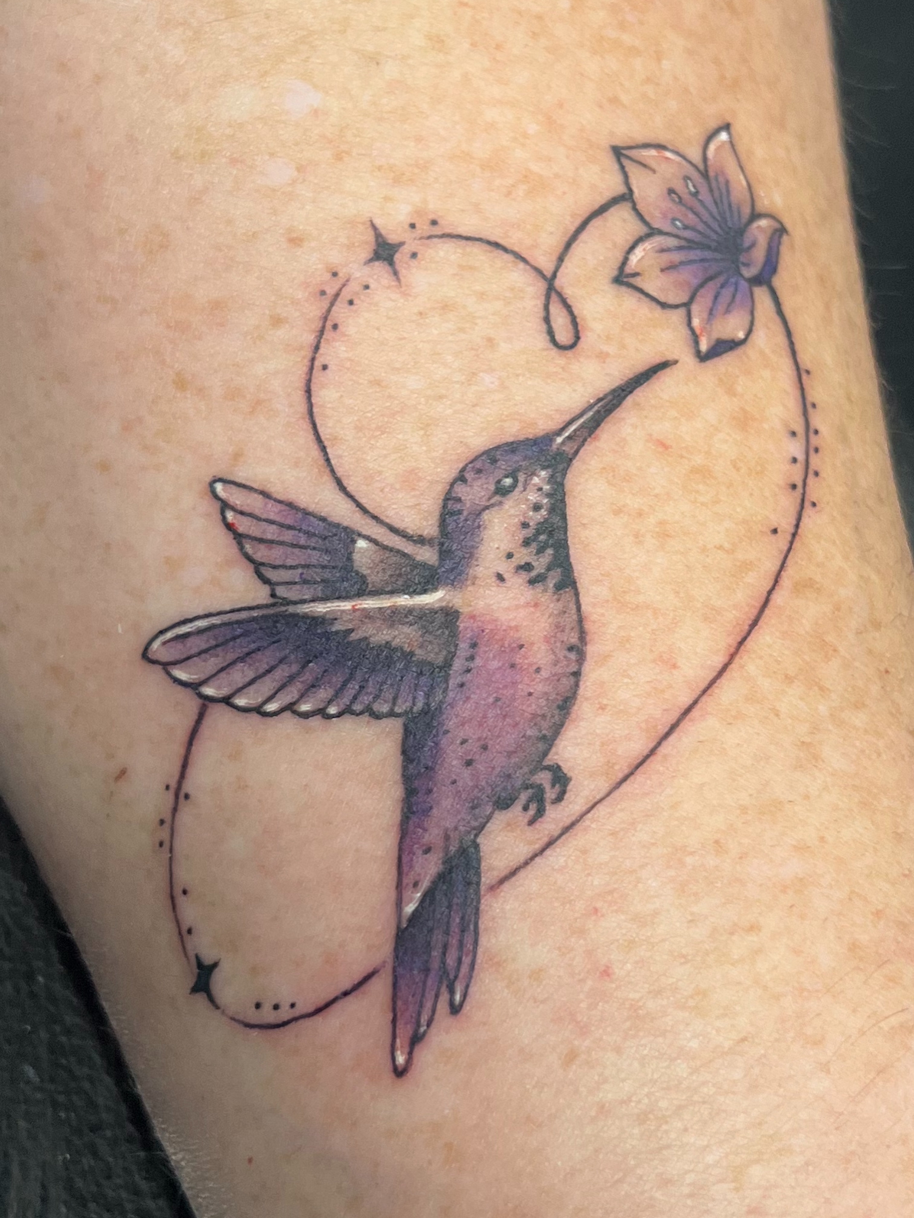 Hummingbird/flower deticated to her mother

#SharkTank2 #QuanG #blessyourheart — tattoo by Quan G, Union City, California