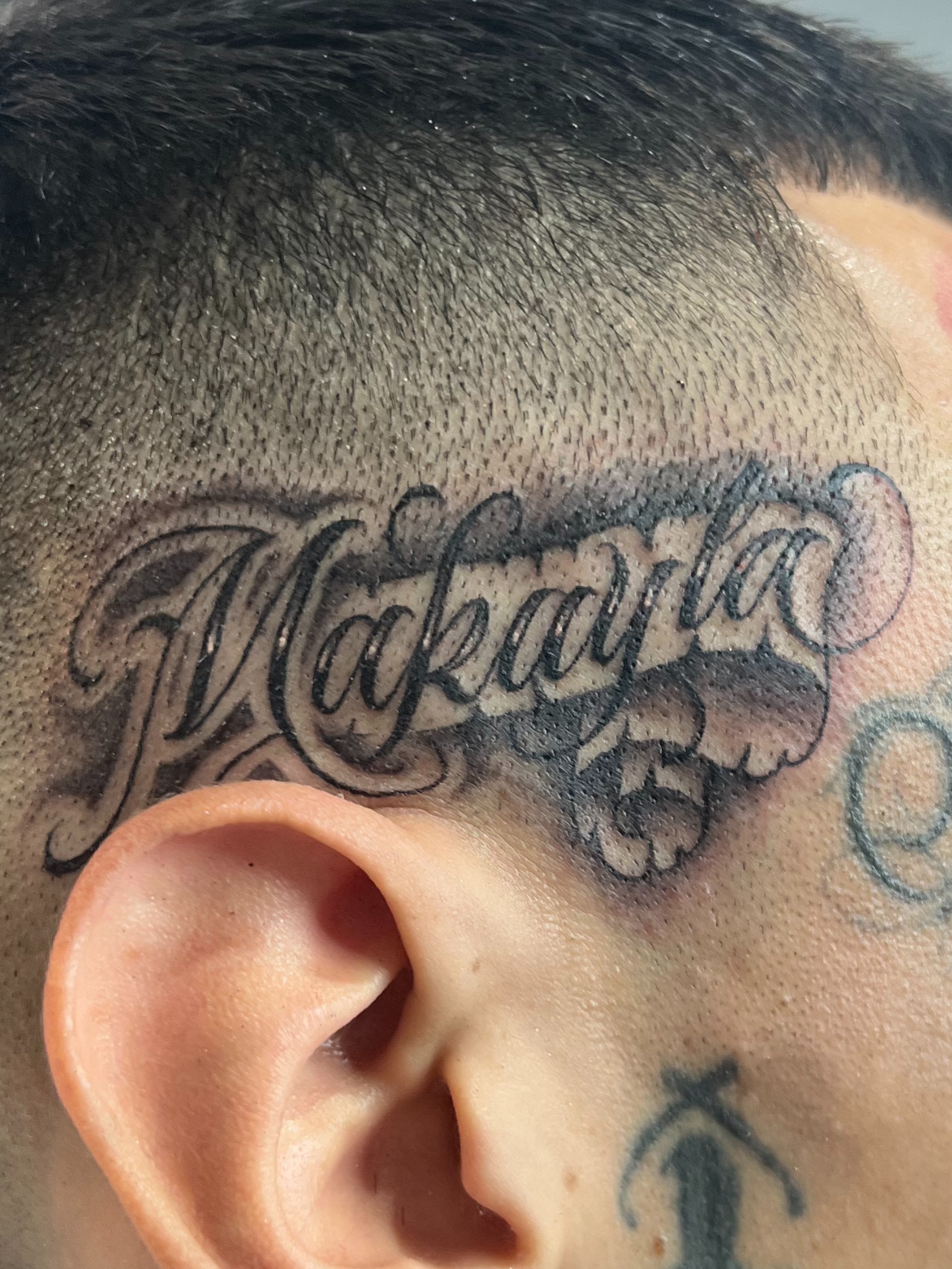 Freehand “Makayla” thanks for sliding thru.

#SharkTank2 #QuanG #blessyourheart — tattoo by Quan G, Union City, California