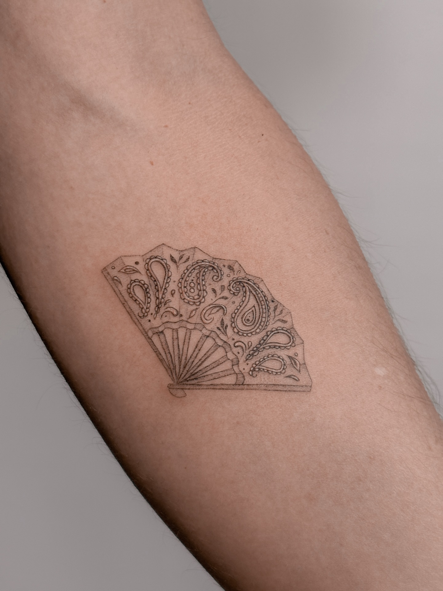 We didn’t get merch… we got tattoos 😌
Almost matching fans for besties 🤭✨
A ti… — tattoo by Agnė Kastanauskaitė, Los Angeles, California