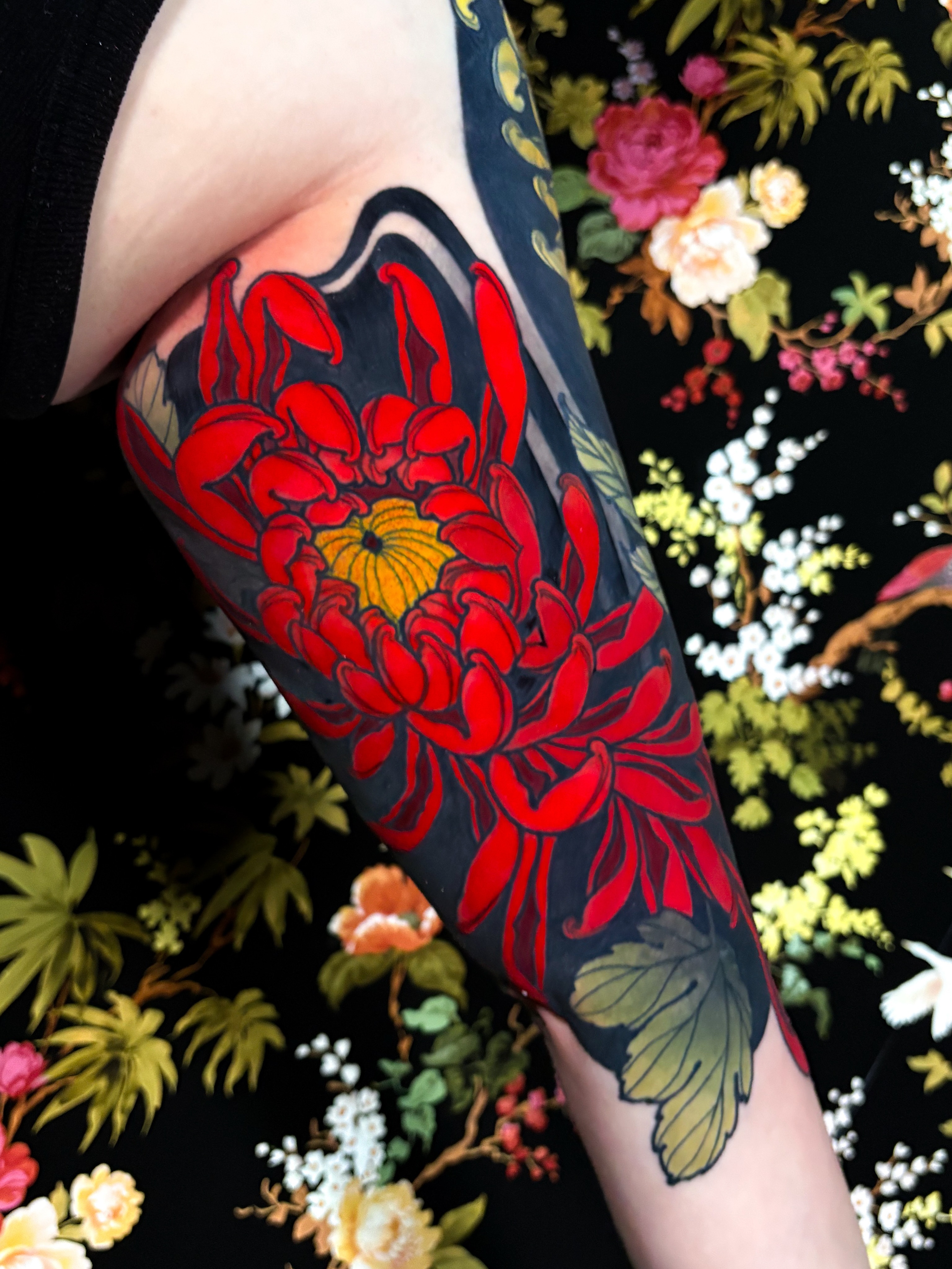 Another mum for Jordan’s sleeve. The lines, black, and leaves are healed 🙏🏻 

… — tattoo by Seth Holmes, Pittsburgh, Pennsylvania