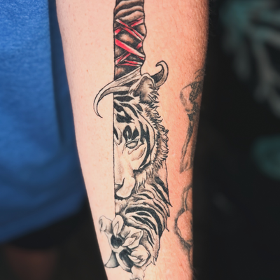 Fresh vs. one month healed.

I love seeing tattoos settle into the skin. The hea… — tattoo by Sarah Corley, Jefferson, Georgia