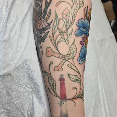 •Sometimes it's just better to FREE HAND that thang on it! 🤣🤣
•Books are open … — tattoo by CT Tattoo Artist, Plainville, Connecticut