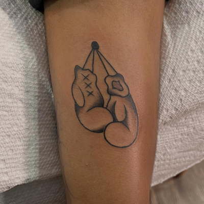 Guantes de box de viernes 13 de febrero, uno de mis flashes! Gracias por tatuars… — tattoo by Pablo  Cardona, Ciudad de Guatemala , Guatemala 