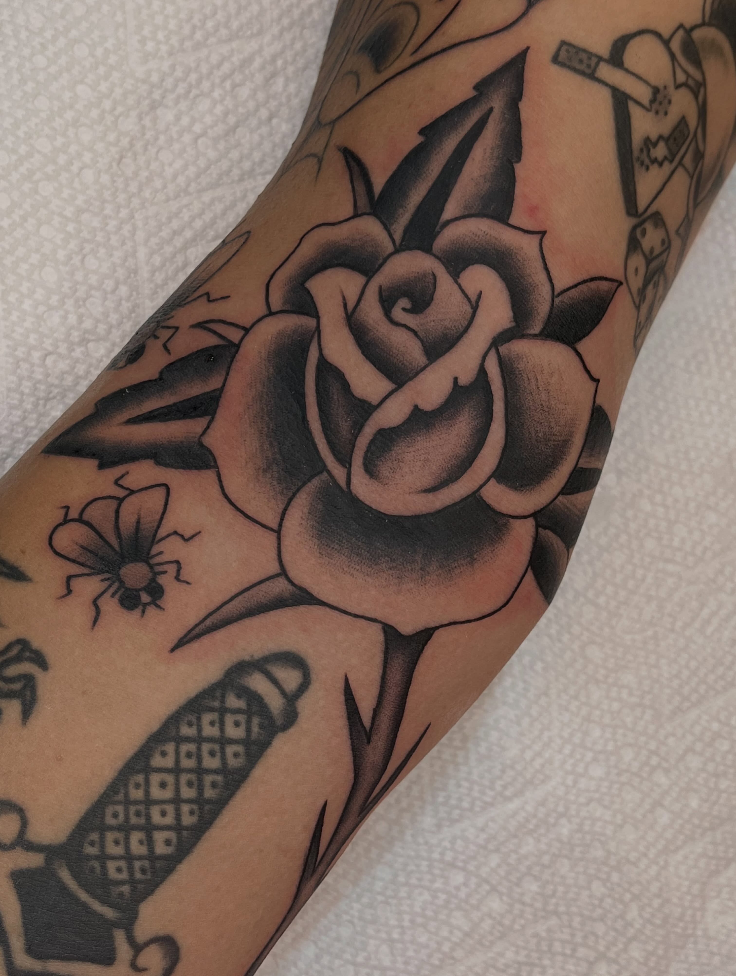 Rosita 🌹 tradicional para el brazo de shelly, agendando el mes de septiembre 📩 — tattoo by Pablo  Cardona, Ciudad de Guatemala , Guatemala 