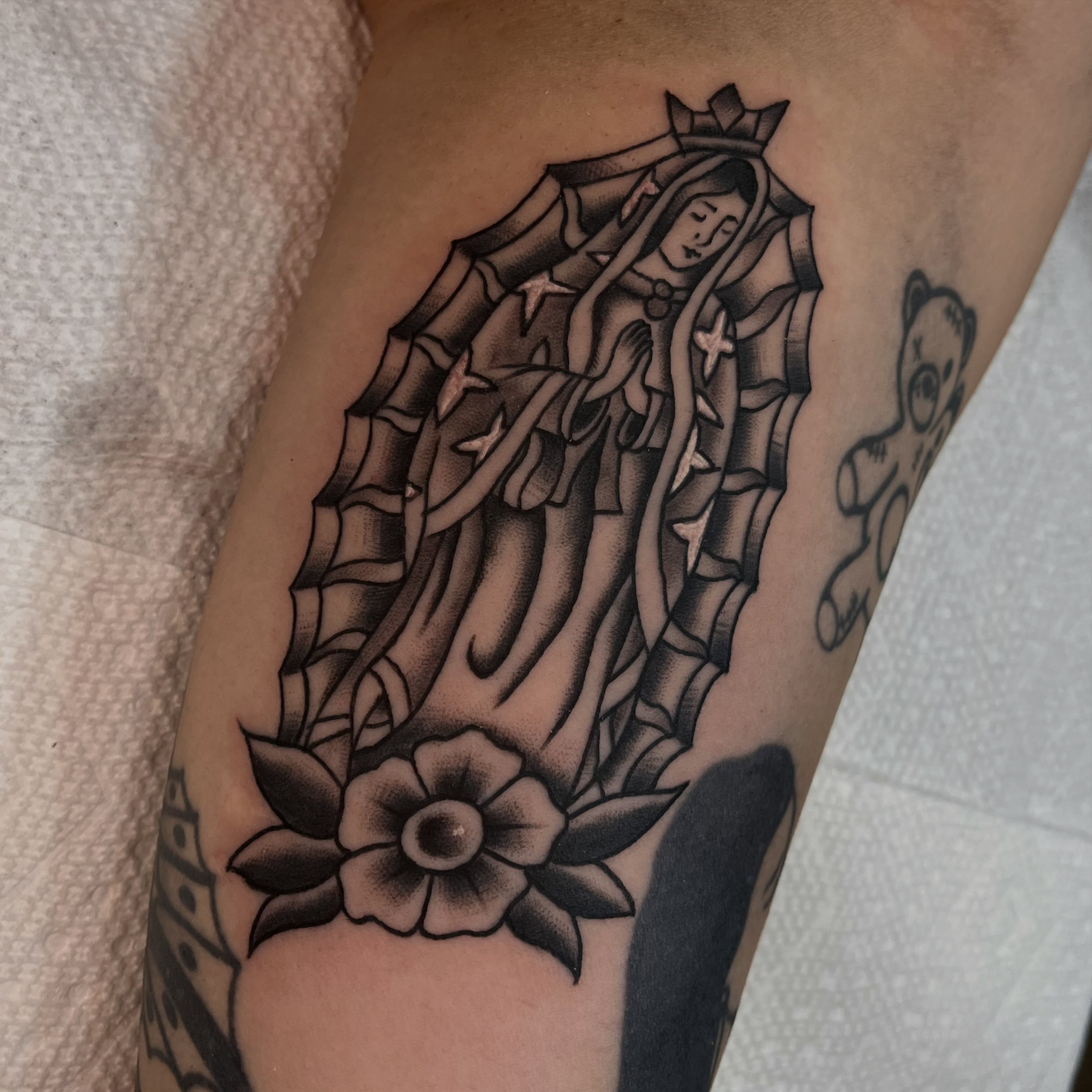 Bonita virgen que trabaje ayer, cuéntame te tatuarías una virgen? ✨
Tatuaje real… — tattoo by Pablo  Cardona, Ciudad de Guatemala , Guatemala 