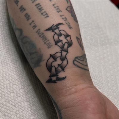 Filler para Sofi, si andas buscando hacerte algo en esos espacios que te quedan … — tattoo by Pablo  Cardona, Ciudad de Guatemala , Guatemala 