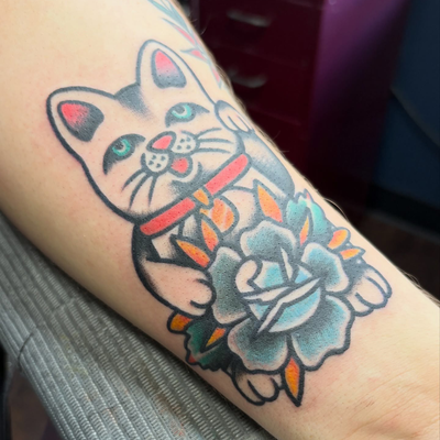 El Lucky Gato 🐈 

#traditionaltattoo#springtx#superchangotattoo — tattoo by D J, Spring, Texas