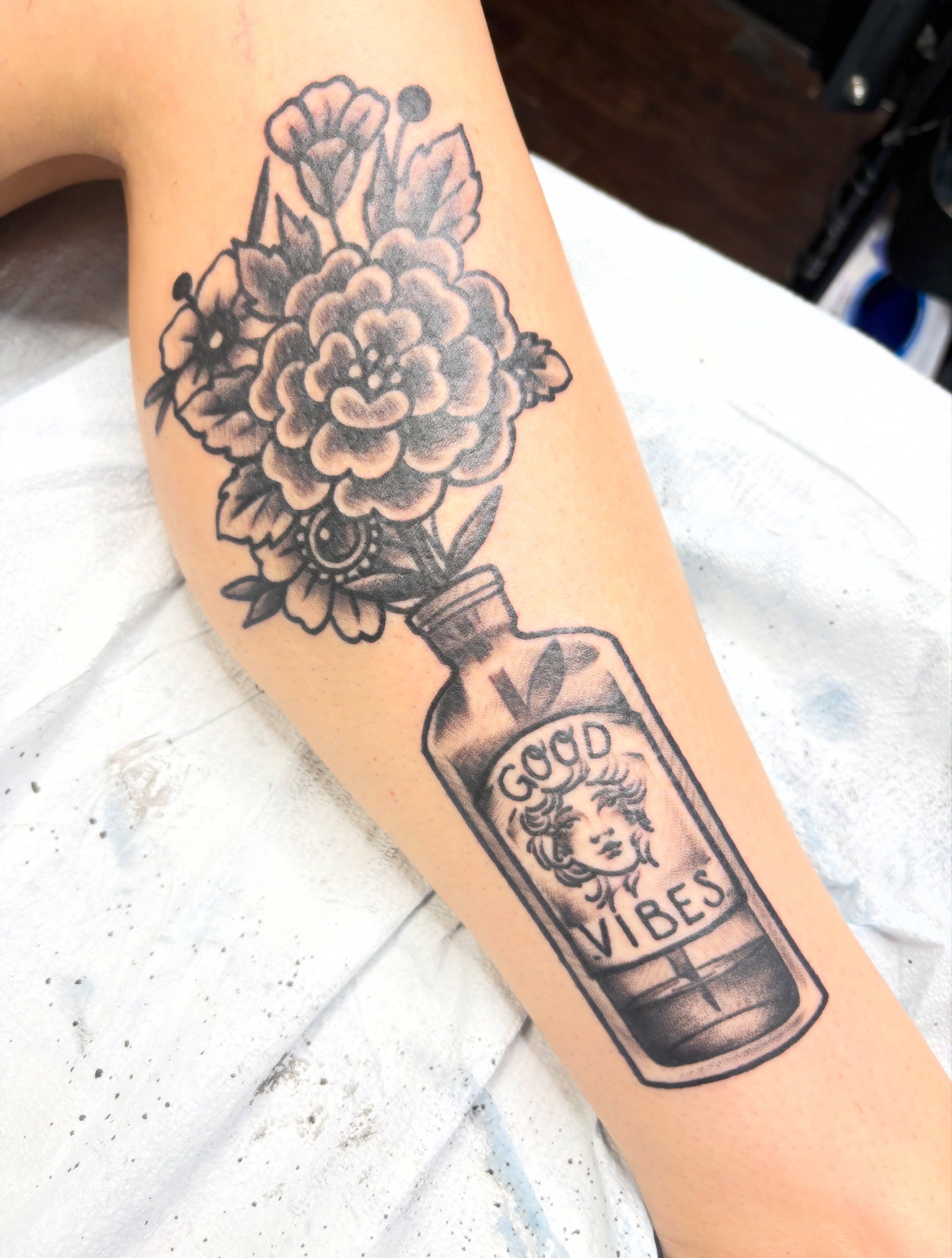 Good Vibes and Traddy Flowers!

#houstontattooartist#springtx#conroetx#thewoodla… — tattoo by D J, Spring, Texas