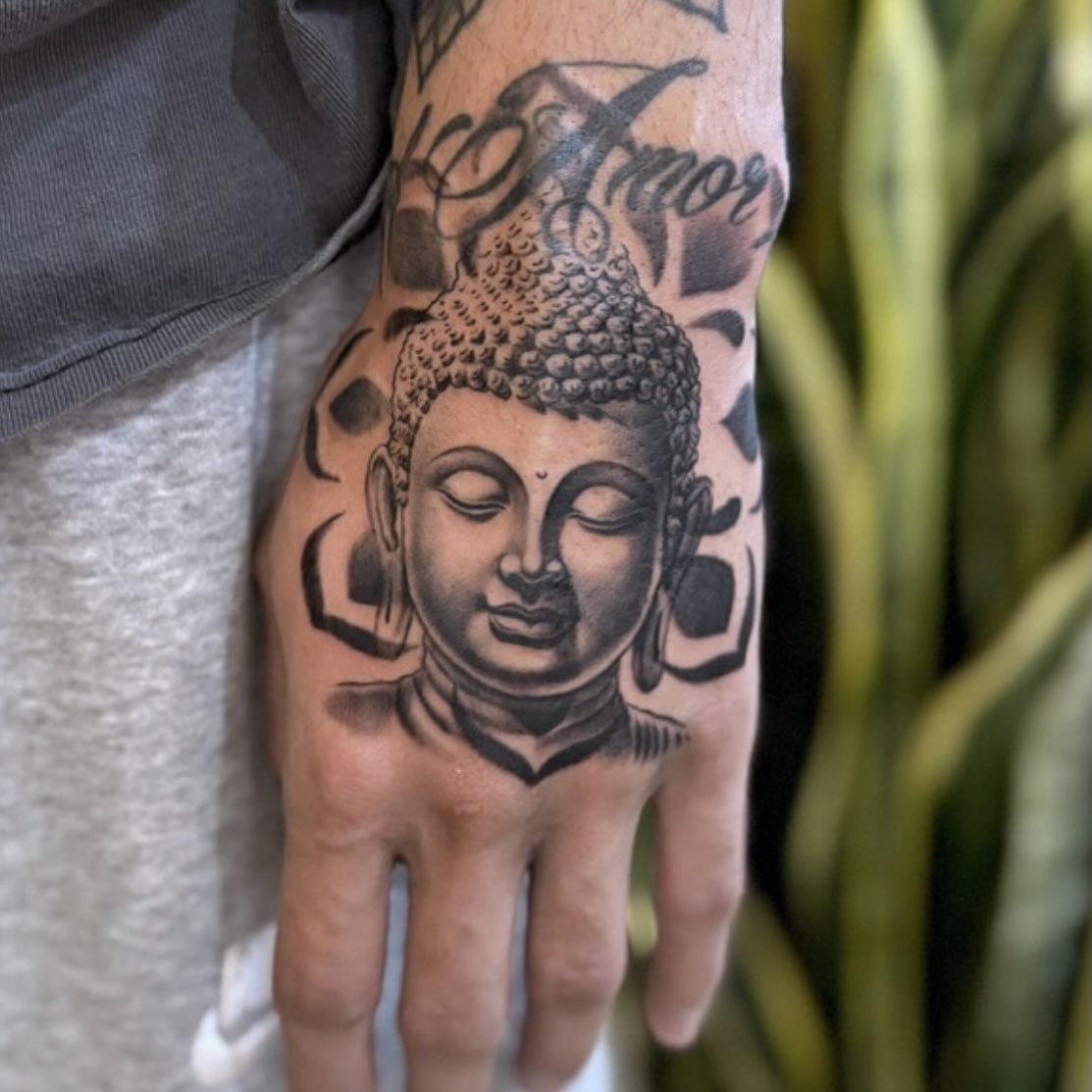 Tattoo of the day.
Artist: @cihanpohrenk 

Think your work deserves the spotligh… — tattoo by Inker App, Woburn, Massachusetts