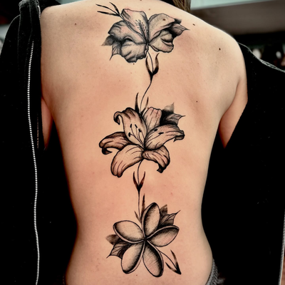 Soft elegance. 🌺🖤
Black & grey florals flowing down the spine.
•
•
•
•
• @hurt… — tattoo by Joel Soria, Tucson, Arizona