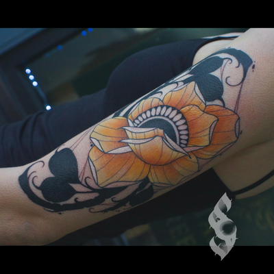 neotrad flower with some blackwork
#neotraditional #nashvilletattooartist #flora… — tattoo by Amanda Stampfly, Nashville, Tennessee